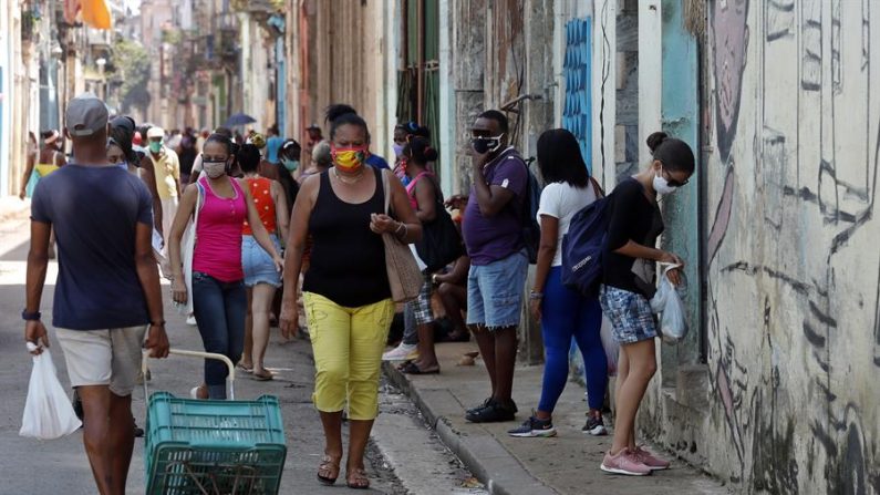 Varias personas hacen fila para comprar alimentos en un mercado, el 17 de septiembre de 2020 en La Habana (Cuba). EFE/ Ernesto Mastrascusa