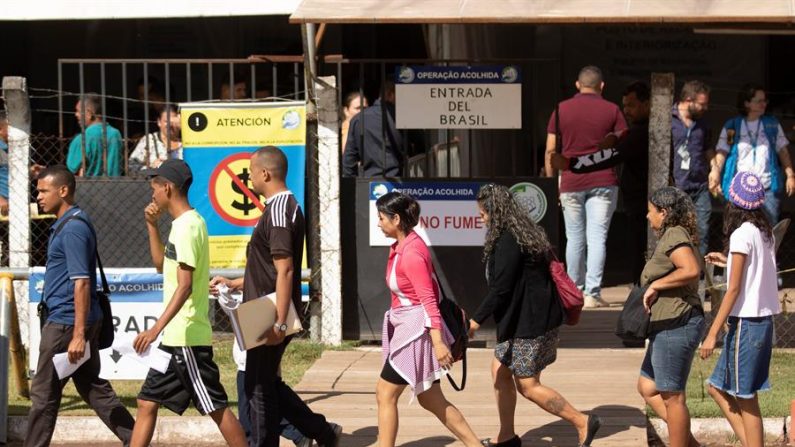 Venezolanos hacen fila para ser identificados en la Operación Acolhida, en febrero de 2020, en la frontera con Venezuela, en la ciudad de Pacaraima (Brasil). EFE/Joédson Alves/Archivo