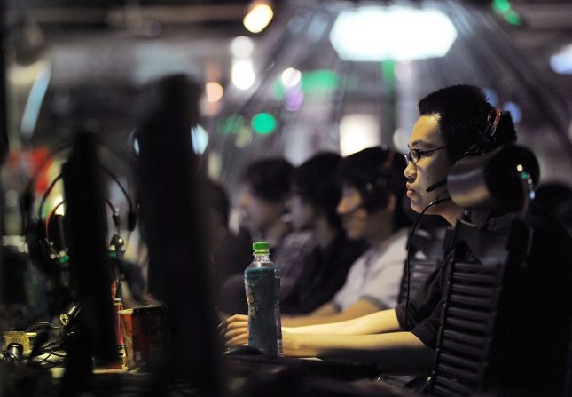 Esta foto de archivo muestra a la gente en un cibercafé en Beijing, el 12 de mayo de 2011. (Gou Yige/AFP/Getty Images)