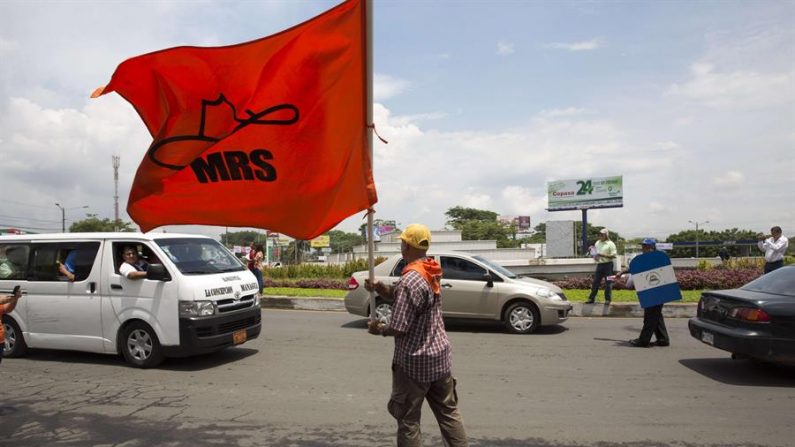 Un hombre eleva la bandera del opositor Movimiento Renovador Sandinista (MRS) durante una protesta por la transparencia electoral el 01 de junio del 2016, en Managua (Nicaragua). EFE/Mario López.