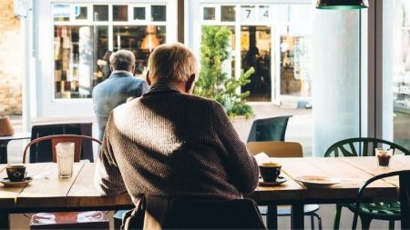 Abuelito inseparable de su esposa pasó 20 días afuera del hospital esperando que venza al Covid-19