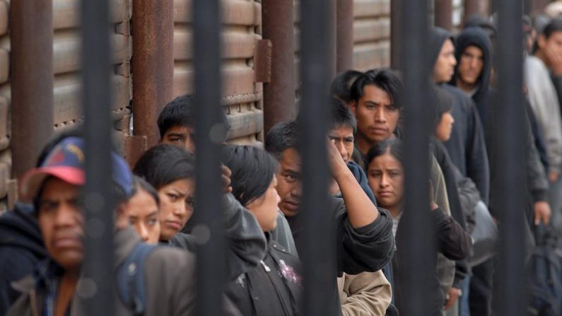 Indocumentados forman una fila mientras esperan ser deportados. EFE/Archivo