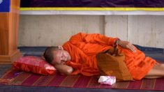 Dormir demasiado puede desperdiciar su vida: la historia del monje dormilón