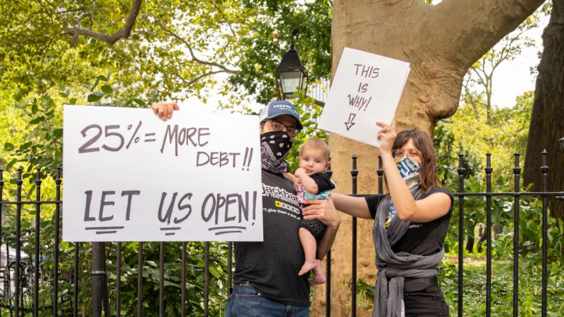 Dueños de restaurantes protestan contra las restricciones de cierre cerca del City Hall en la ciudad de Nueva York, NY, el 14 de septiembre de 2020. (Chung I Ho/The Epoch Times)