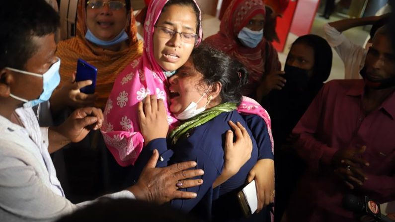 Familiares de una presunta víctima de la explosión de gas que atravesó una mezquita de Bangladesh el 5 de septiembre de 2020. EFE/EPA/STR