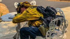 Foto de bombero exhausto luego de luchar 26 horas en incendio de California llena de elogios las redes