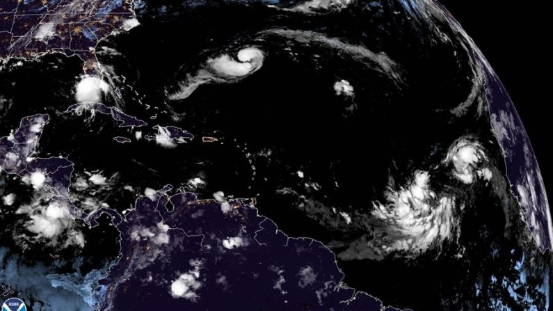 Imagen satelital cedida por la Oficina Nacional de Administración Oceánica y Atmosférica (NOAA) de Estado Unidos por vía del Centro Nacional de Huracanes (NHC) donde se muestra la localización de la tormentas tropical Sally, el huracán Paulette y las depresiones tropicales Rene y Veinte este domingo a las 2:10 hora local (6:10 GMT). EFE/NOAA-NHC