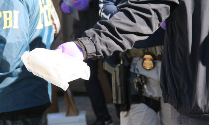 Las autoridades federales incautaron más de 100 libras de metanfetamina y más de 30,000 píldoras de Aderrall en dos sitios de búsqueda de operaciones en Sunland, California, en febrero de 2020. (Administración de Control de Drogas)