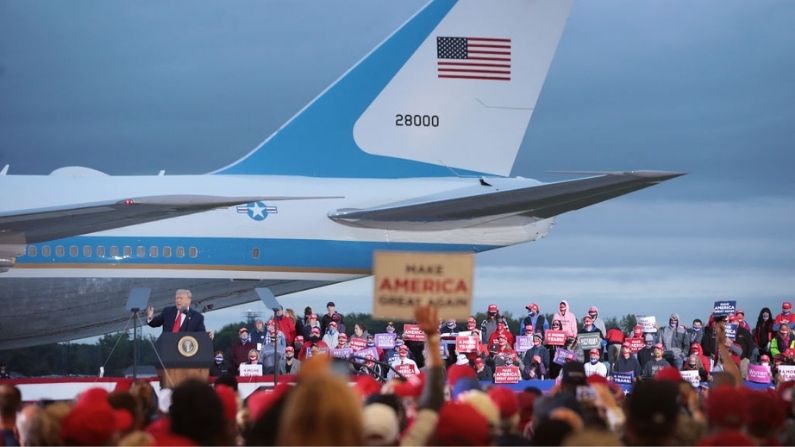 El presidente Donald Trump habla a sus partidarios en un mitin con el Air Force One detrás, el 10 de septiembre de 2020 en Freeland, Michigan. Las encuestas recientes tienen a Biden, que visitó el estado un día antes, con una ligera ventaja. (Scott Olson/Getty Images)