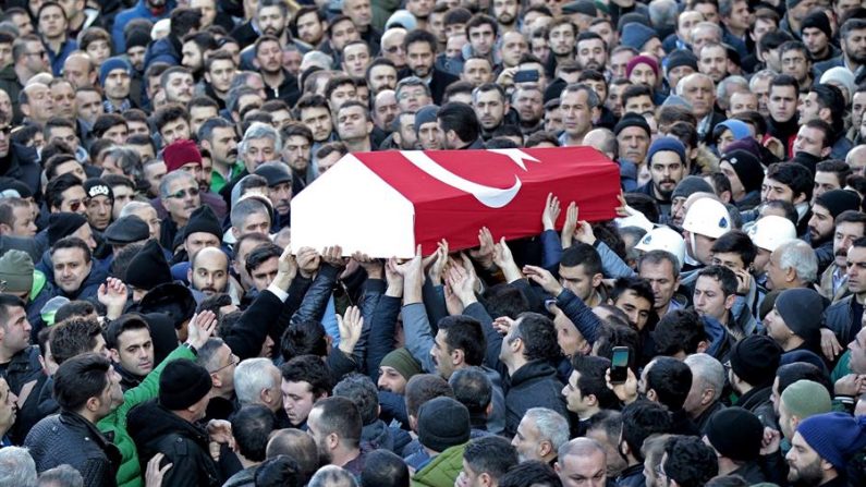 Familiares de una de las víctimas del atentado de Año Nuevo en la discoteca "Reina" de la capital turca, portan su féretro durante su funeral en Estambul, Turquía. EFE/DENIZ TOPRAK/Archivo