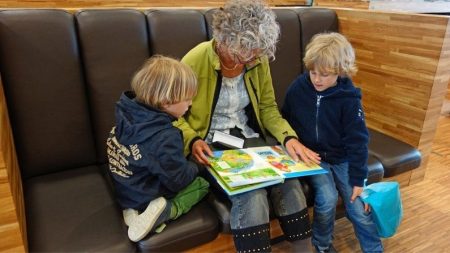 Luchando contra el sistema escolar industrializado con un abuelo a la vez