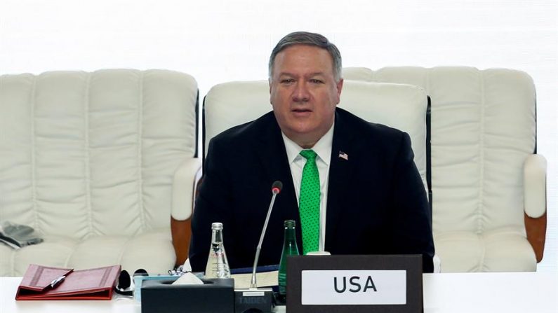 El secretario de Estado de EE.UU. Mike Pompeo asiste a las conversaciones de paz intraafganas entre el gobierno afgano y los talibanes iniciadas en la capital qatarí, Doha, el 12 de septiembre de 2020. EFE/EPA/STRINGER