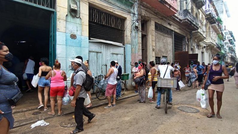 Varias personas hacen fila para comprar refresco a granel, el 17 de septiembre de 2020 en La Habana (Cuba). EFE/ Ernesto Mastrascusa