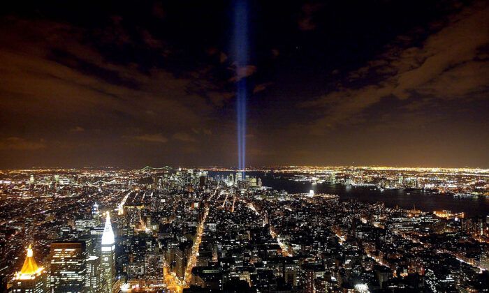 El memorial "Tributo de luz" al World Trade Center se ve desde el Empire State Building de la ciudad de Nueva York el 3 de abril de 2002. (Mario Tama/Getty Images)