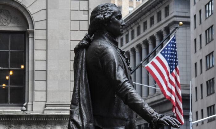 Una estatua de George Washington se ve cerca del edificio de la Bolsa de Valores de Nueva York a lo largo de Wall Street en la ciudad de Nueva York el 1 de agosto de 2018. (Stephanie Keith/Getty Images)