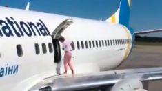 Video muestra impactante momento en que pasajera da un paseo por ala de avión para refrescarse