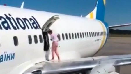 Video muestra impactante momento en que pasajera da un paseo por ala de avión para refrescarse