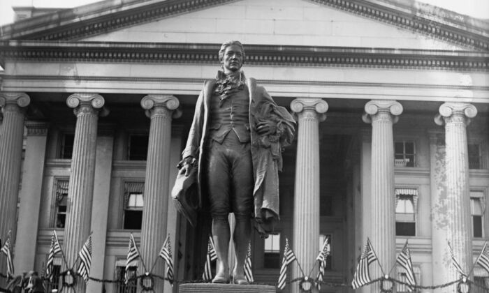 Ceremonia de inauguración de la estatua de bronce de Alexander Hamilton en 1923 de James Earle Fraser en el lado sur del edificio del Tesoro en Washington. Biblioteca del Congreso, División de Impresiones y Fotografías. (Dominio Público)