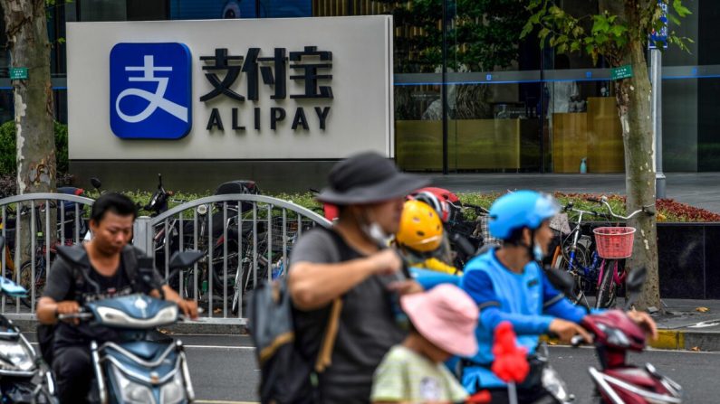 Los automovilistas pasan frente a un logotipo de Alipay junto al edificio de oficinas de Ant Group en Shanghai el 28 de agosto de 2020. (HECTOR RETAMAL/AFP a través de Getty Images)