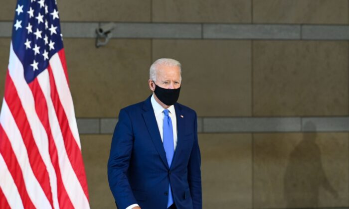 El candidato presidencial demócrata Joe Biden ingresa al salón del Centro Nacional de la Constitución en Filadelfia, Pensilvania, el 20 de septiembre de 2020. (Roberto Schmidt/AFP a través de Getty Images).