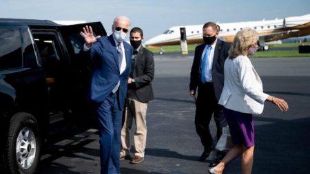 Biden visita a Kenosha e intenta presentarse como una figura unificadora