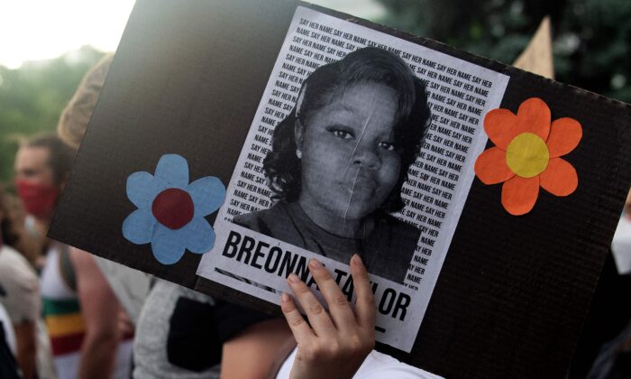Un manifestante sostiene un letrero con la imagen de Breonna Taylor en Denver, Colo., el 3 de junio de 2020. (Jason Connolly/AFP vía Getty Images)