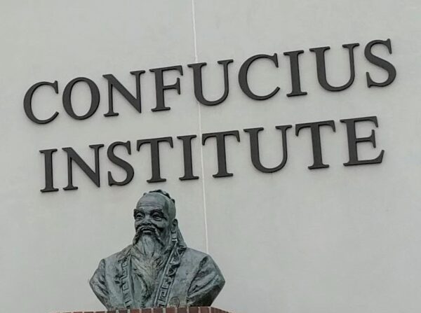 Busto de Confucio fuera del edificio del Instituto Confucio en el campus de la Universidad de Troya, Troya, Alabama el 16 de marzo de 2018. (Kreeder13/CC BY-SA 4.0 vía Wikimedia Commons)

