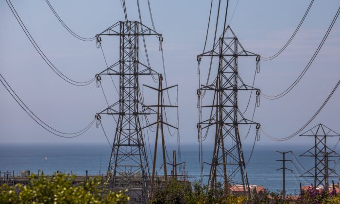 Torres de alta tensión en Redondo Beach, California, el 16 de agosto de 2020. (Apu Gomes/AFP vía Getty Images)
