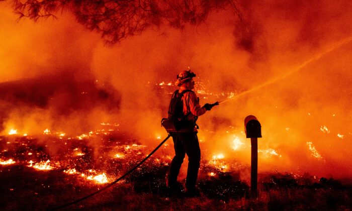 Un bombero del condado de Butte apaga las llamas en el incendio Bear, en Oroville, California, el 9 de septiembre de 2020. (Josh Edelson/AFP vía Getty Images).