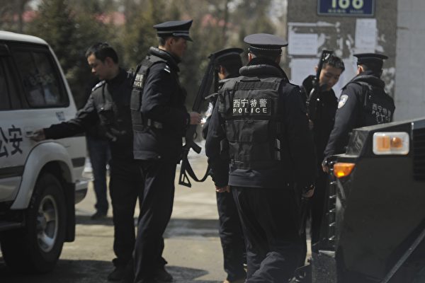 La policía china armada se prepara para patrullar una calle en la ciudad del condado de Banma, en la provincia de Qinghai, noroeste de China, el 10 de marzo de 2012. (PETER PARKS/AFP/Getty Images)