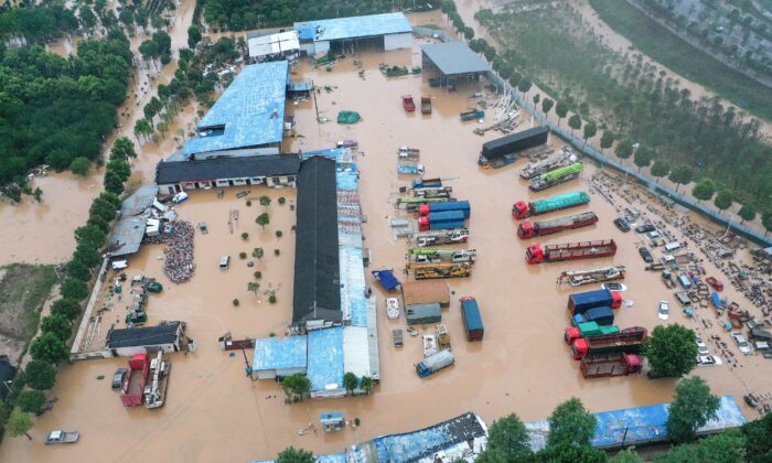 Edificios y vehículos inundados después de que las fuertes lluvias causaran inundaciones en el condado de Shexian, ciudad de Huangshan, en la provincia de Anhui, en el este de China, el 7 de julio de 2020. (STR/AFP a través de Getty Images)