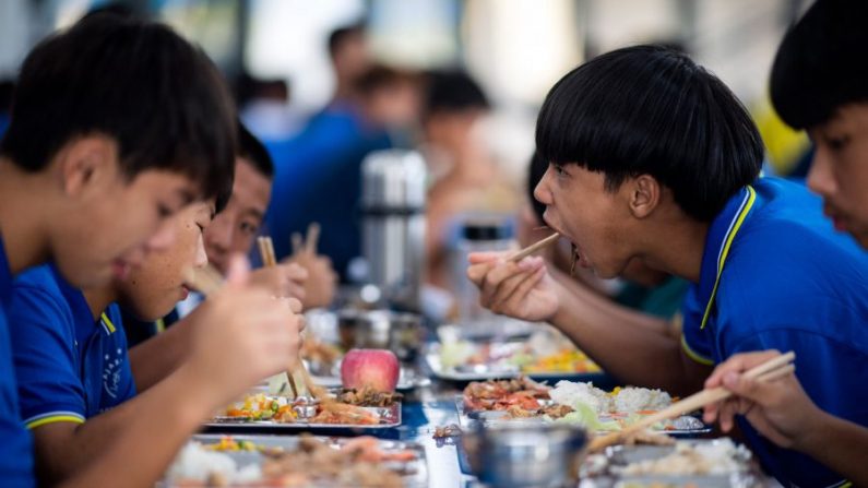 Imagen de Archivo. Muchachos almorzando en la Academia de Fútbol R&F de Guangzhou en Meizhou, en la provincia de Guangdong, China, el 21 de septiembre de 2018. (Johannes Eisele/AFP vía Getty Images)