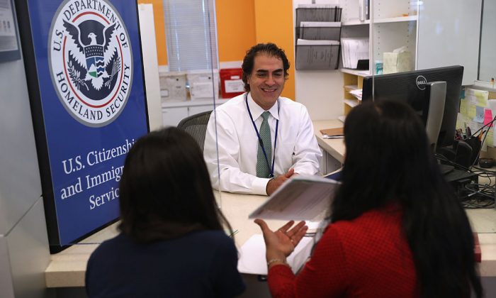 Un funcionario del Servicio de Ciudadanía e Inmigración de Estados Unidos (USCIS) entrevista a unas solicitantes de la ciudadanía estadounidense en la Oficina de Campo de Dallas en Irving, Texas, el 22 de agosto de 2016. (John Moore/Getty Images)