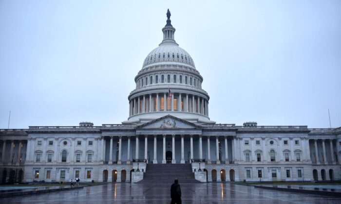 Un hombre camina frente al Capitolio de Estados Unidos, en Washington, el 6 de noviembre de 2018. (Mandel Ngan/AFP/Getty Images)