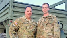 Padre e hijo desplegados en el ejército de EE. UU. ascienden y trabajan juntos con sus nuevos rangos