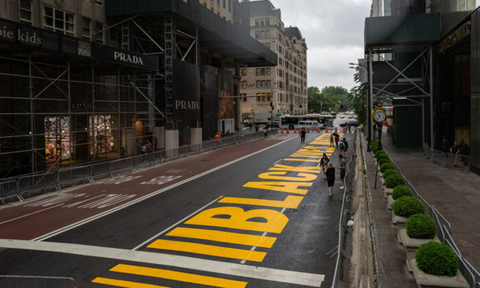 Un mural de Black lives Matter que se pintó en la Quinta Avenida se ve directamente frente a la Trump Tower en la ciudad de Nueva York el 10 de julio de 2020 (David Dee Delgado/Getty Images)