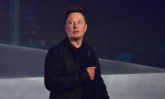 El cofundador y director general de Tesla, Elon Musk, habla durante la presentación del Cybercamión de Tesla, alimentado por una batería totalmente eléctrica, en el Centro de Diseño de Tesla en Hawthorne, California, el 21 de noviembre de 2019. (Frederic J. Brown/AFP vía Getty Images)