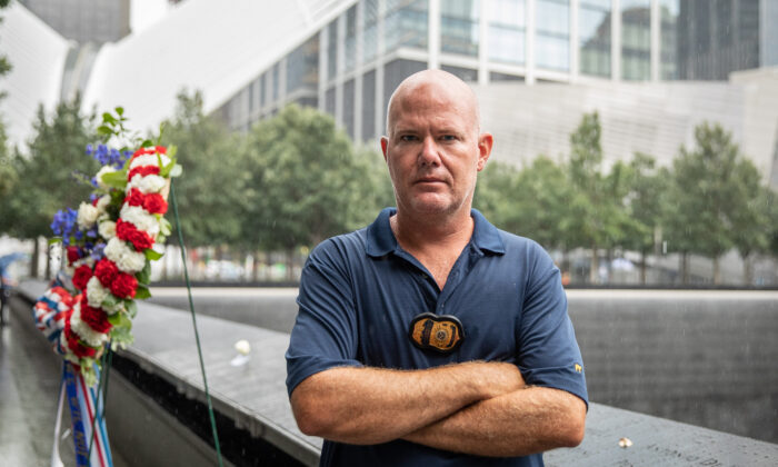 James Deboer, agente especial supervisor de Investigaciones de Seguridad Nacional (HSI), en el monumento al World Trade Center, en la ciudad de Nueva York, el 10 de septiembre de 2020. (Samira Bouaou/The Epoch Times).