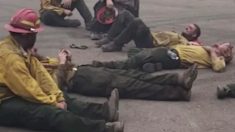 Bomberos exhaustos cantan después de un turno de 14 horas combatiendo incendios forestales en Oregon