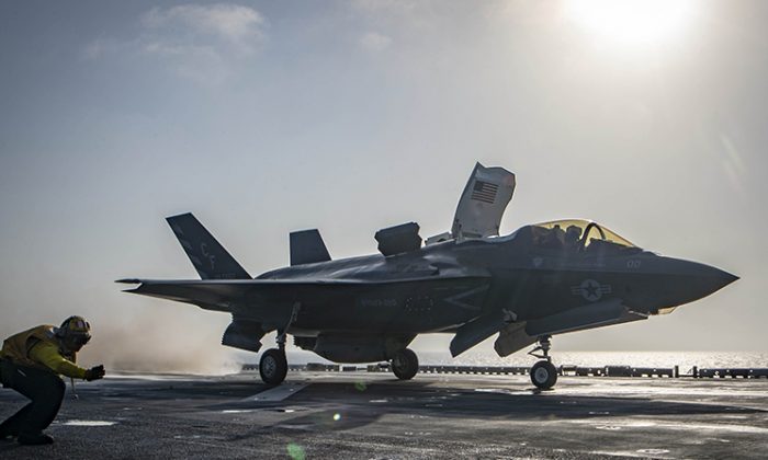 El Departamento de Defensa decidió en 2018 poner en tierra todos sus cazas F-35 Lightning II Joint Strike para revisar sus motores en busca de alguna pieza defectuosa. (Marina de Guerra de los Estados Unidos)