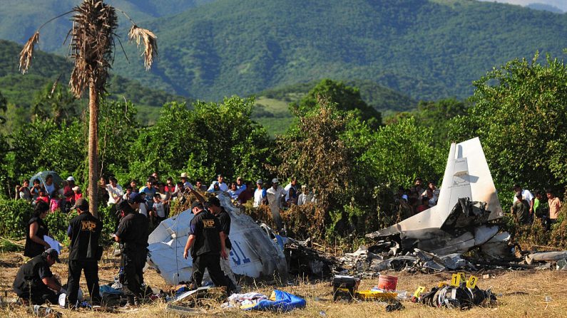 Foto de archivo donde se ven los investigadores trabajando en el lugar donde se estrelló una avioneta en el municipio de Cabañas, departamento de Zacapa (Guatemala), el 24 de agosto de 2008. (EITAN ABRAMOVICH/AFP vía Getty Images)