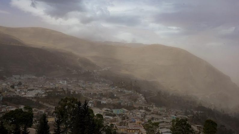 Vista de ceniza del volcán Sangay sobre la población de Alausí, en la provincia de Chimborazo (Ecuador). (EFE/José Jácome/Archivo)