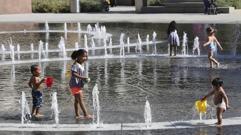 Niños juegan en una fuente durante un día caluroso en el centro de Los Ángeles (CA, EE.UU.). EFE /Eugene García /Archivo