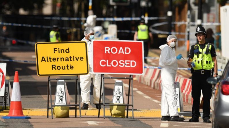 Los forenses de la policía reúnen pruebas dentro de un cordón en la calle Hurst, tras un importante incidente de apuñalamiento en el centro de Birmingham, en el centro de Inglaterra, el 6 de septiembre de 2020. (Foto de OLI SCARFF/AFP via Getty Images)