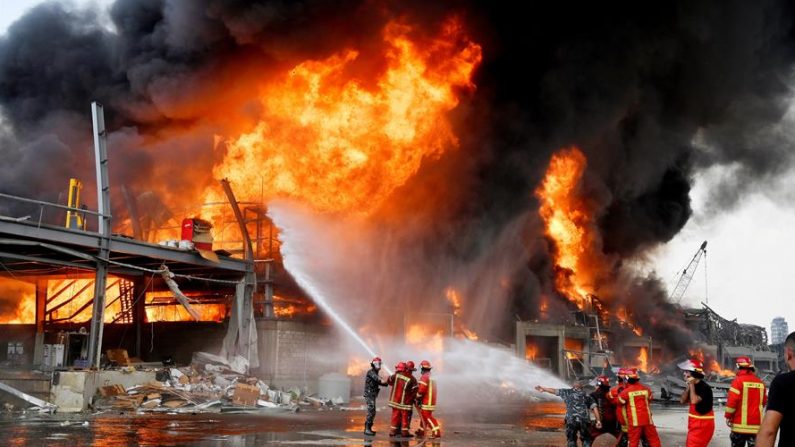 Un nuevo incendio se ha desatado el 10 de septiembre de 2020 en el puerto de Beirut por motivos que aún se desconocen un mes después de que otro fuego provocara una gigantesca explosión en el mismo lugar que asoló la ciudad y dejó casi 200 muertos. EFE/EPA/WAEL HAMZEH