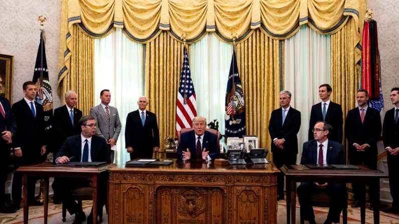 El presidente de los Estados Unidos Donald Trump (c) participa en una ceremonia de firma y en una reunión con el presidente de Serbia Aleksandar Vucic (i) y el primer ministro de Kosovo Avdullah Hoti (d) en la Oficina Oval de la Casa Blanca el 4 de septiembre de 2020 en Washington, DC. (Foto de Anna Moneymaker-Pool/Getty Images)