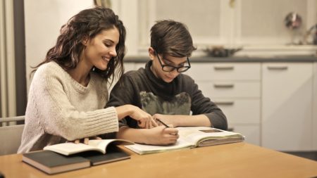 La educación en casa se duplica mientras la escolarización cae en picada, según encuesta de Gallup