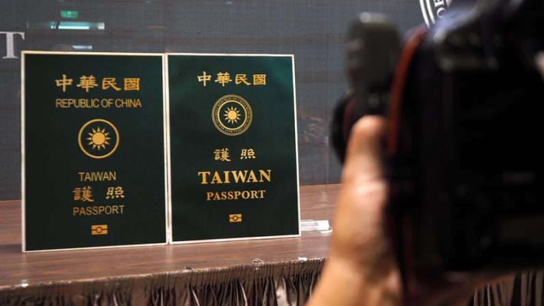 Un fotoperiodista toma fotos de las fotocopias de las portadas del actual pasaporte de Taiwán (i) y del nuevo pasaporte de Taiwán (d) en Taipei, Taiwán, el 2 de septiembre de 2020. EFE/EPA/DAVID CHANG