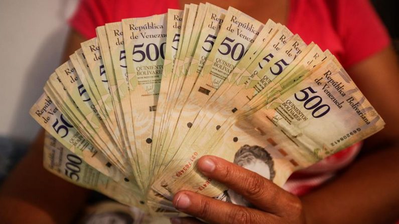 El precio del dólar en el mercado paralelo de Venezuela, que dicta la referencia para la mayoría de los comercios del país sudamericano, superó el 23 de septiembre de 2020 las 400,000 unidades del signo local, el bolívar soberano, por cada divisa estadounidense. EFE/Rayner Peña/Archivo