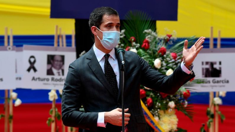 El presidente encargado de Venezuela, Juan Guaido, con una máscara facial, pronuncia un discurso durante un homenaje a los trabajadores de la salud que murieron a causa de COVID-19, en la Federación Médica Venezolana en Caracas (Venezuela), el 10 de septiembre de 2020. (Foto de FEDERICO PARRA/AFP vía Getty Images)